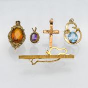 An amethyst pendant, 9ct cross pendant and other jewellery including an Italian 9 carat bar brooch