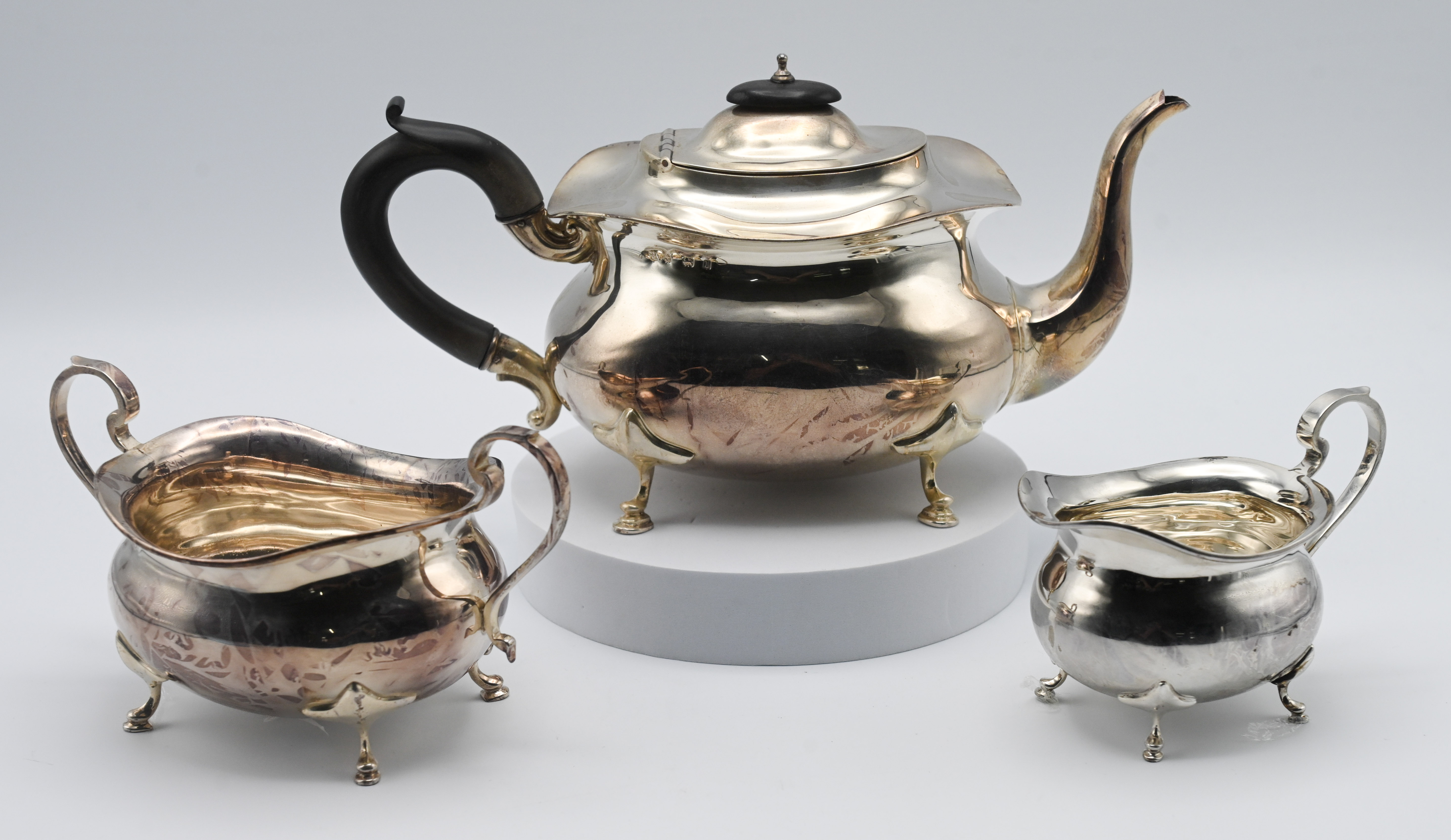 An Edwardian three piece silver tea service, approx. 35.60oz