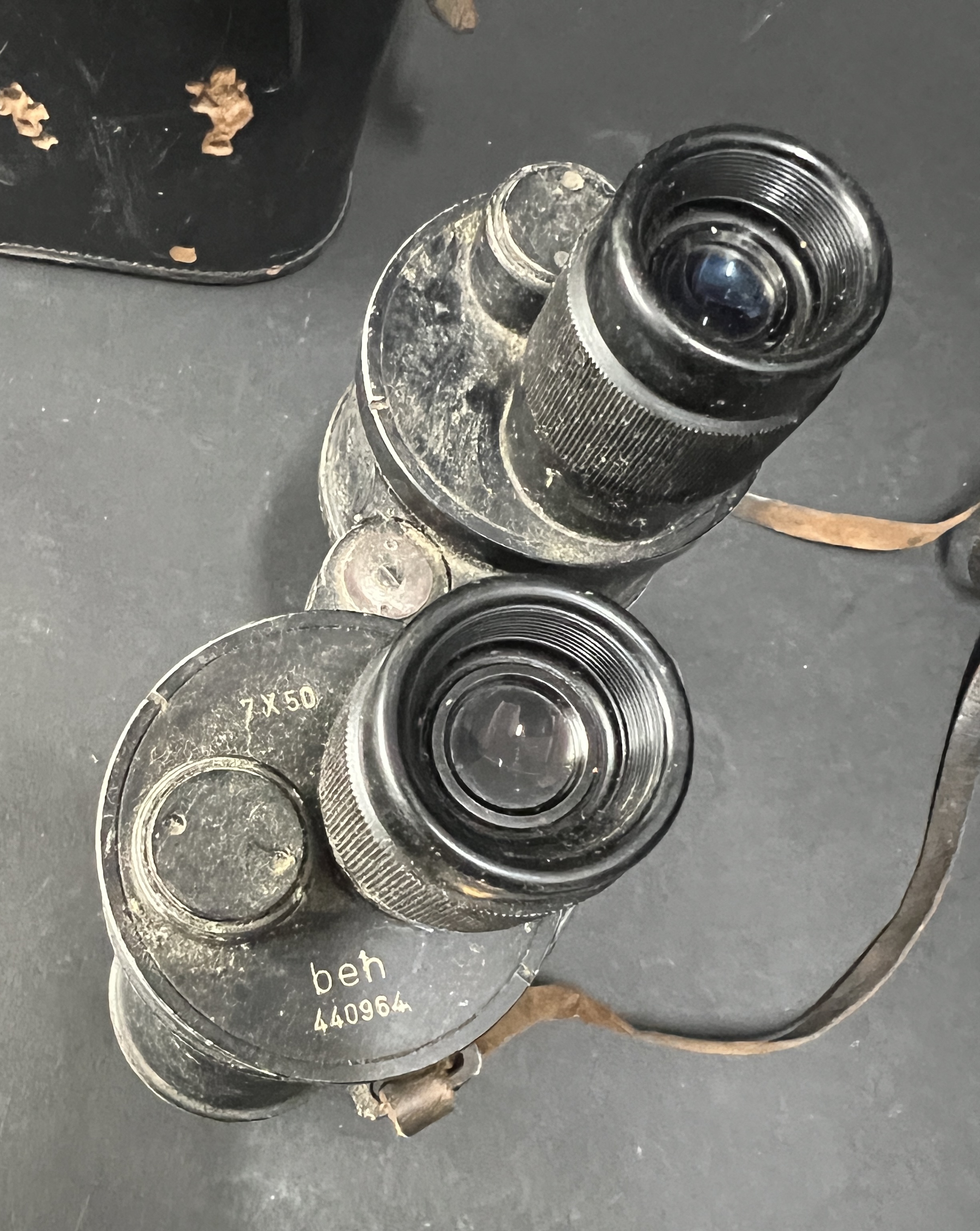 A pair of Kriegsmarine binoculars, marked beh 440964, Artl. 1938, 7 x 50, E.Leitz Wetzlar, cased. - Image 2 of 5