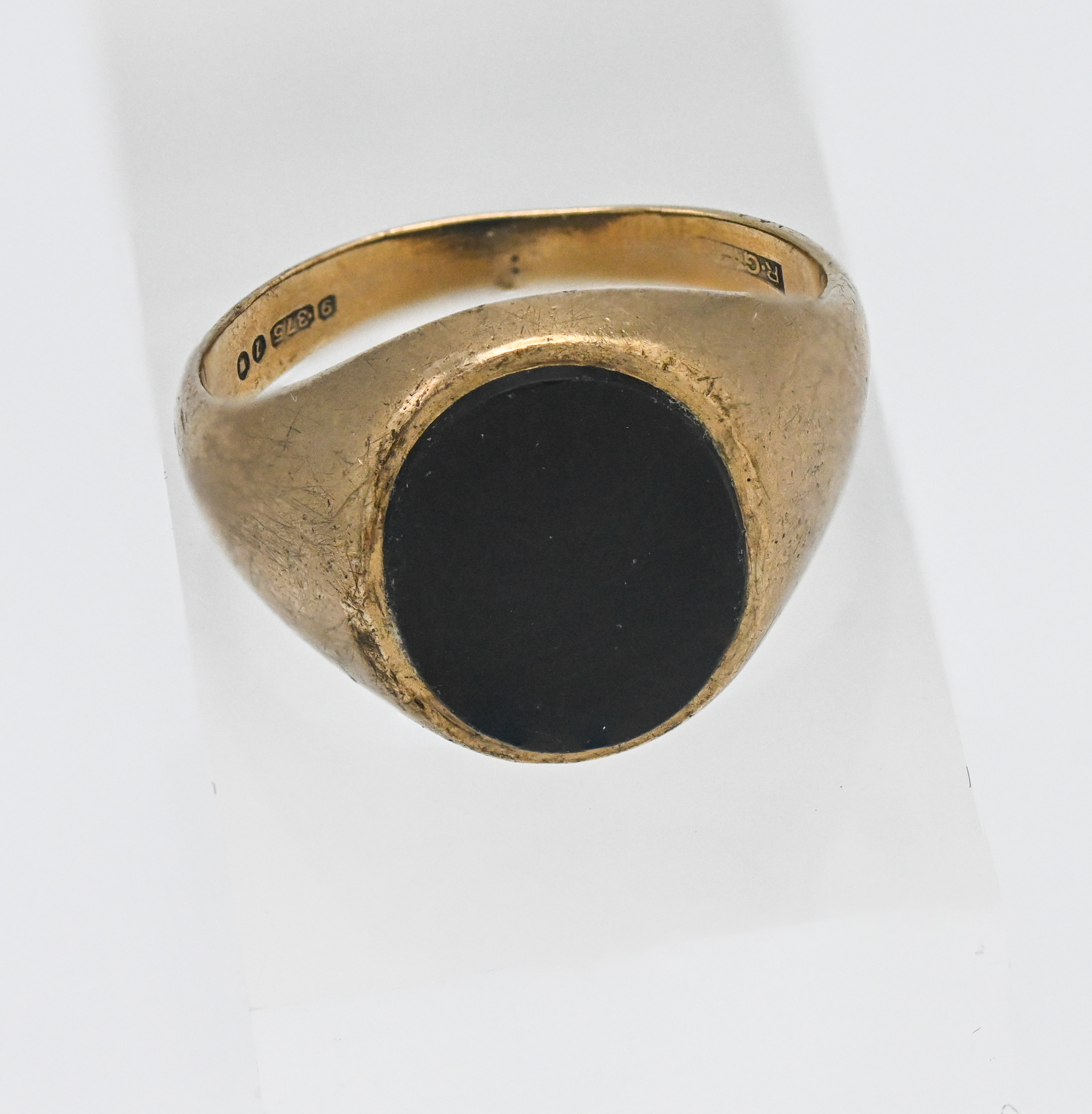 A gents 9 carat gold bloodstone ring. 5.8 grams