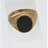 A gents 9 carat gold bloodstone ring. 5.8 grams