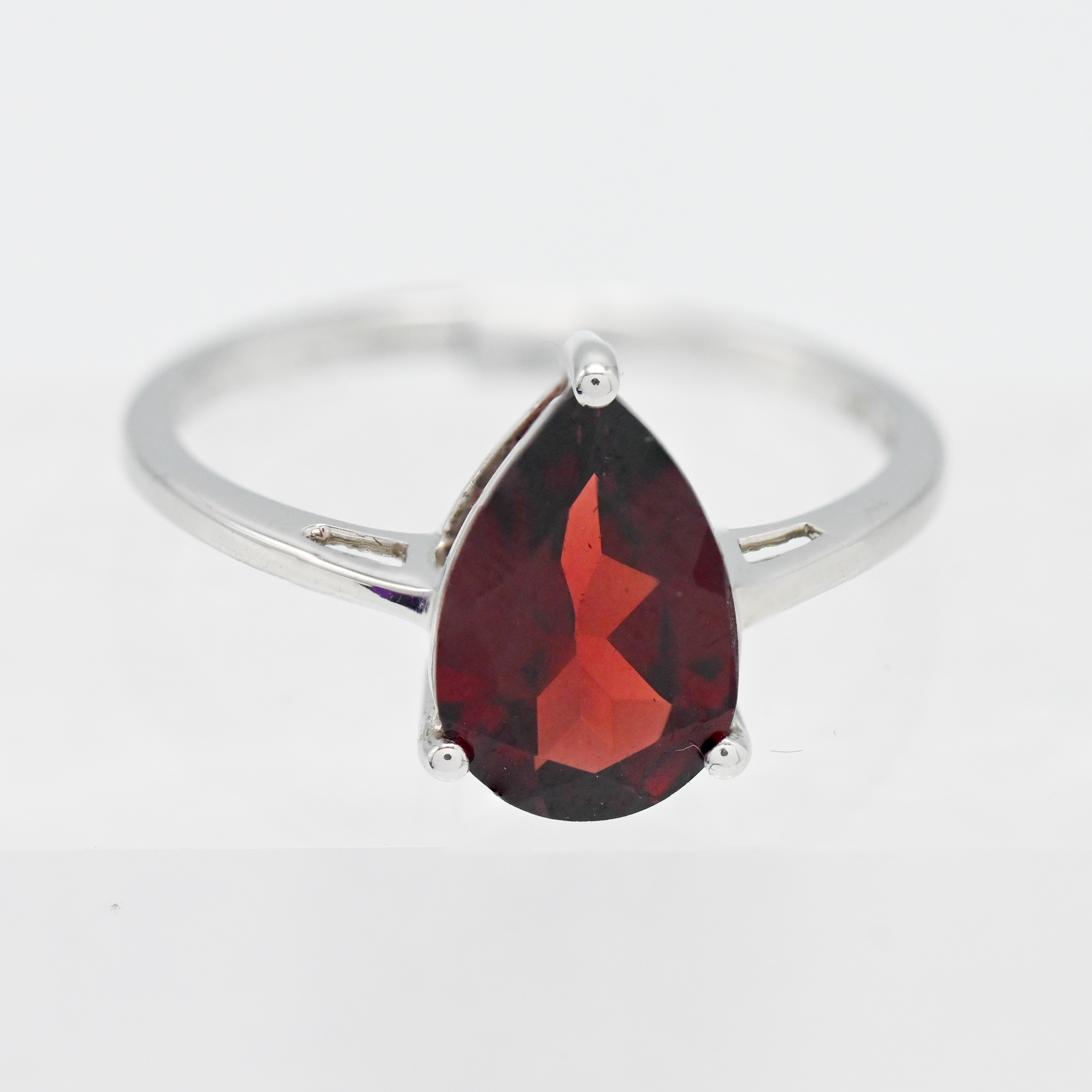 Gemporia, a 9k white gold Rajasthan Garnet ring, size S, with certificate of authenticity.