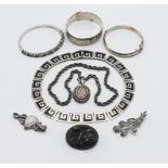 A bag of assorted silver and other jewellery