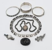 A bag of assorted silver and other jewellery