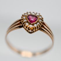 An antique heart shaped ring, set in yellow gold, size M.