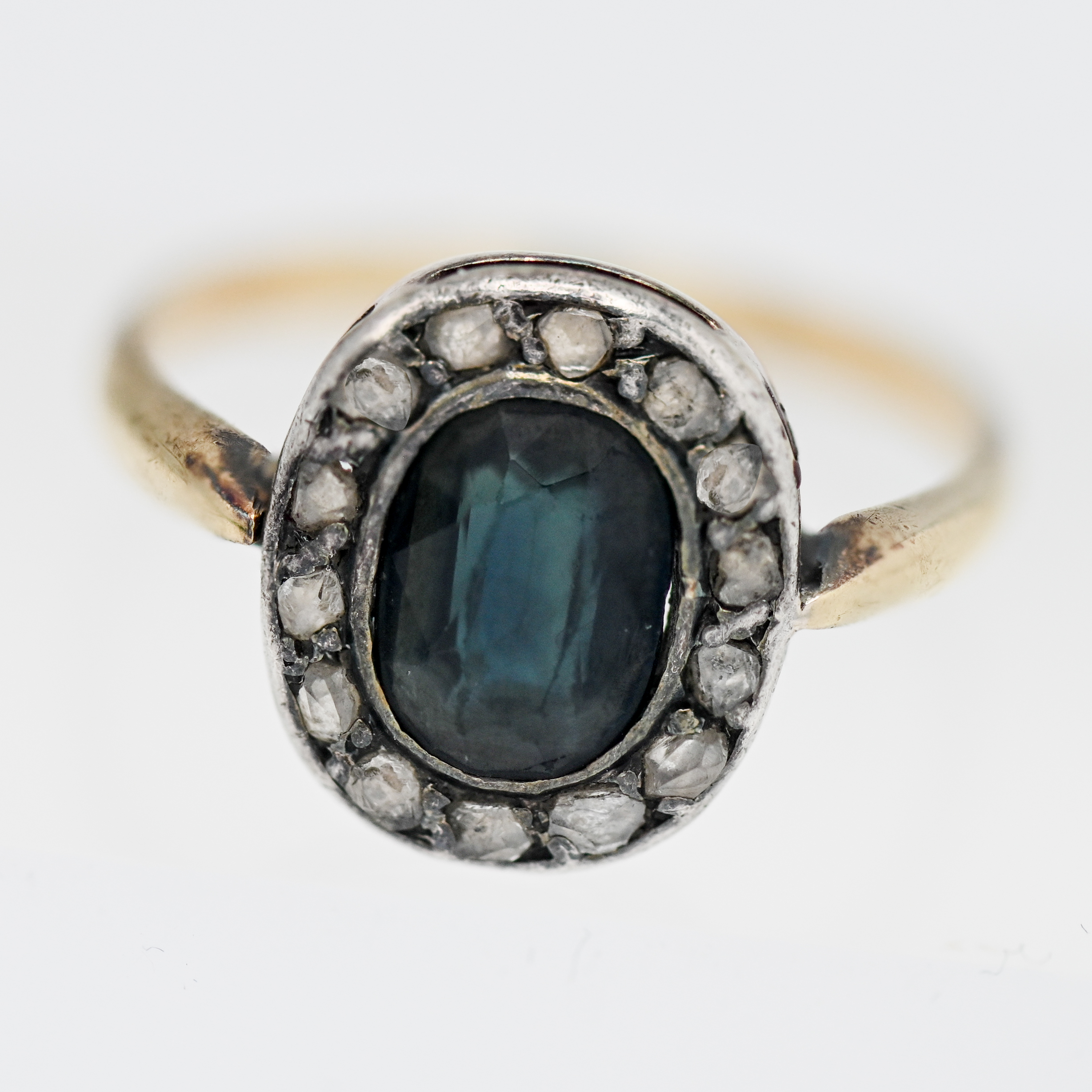 An antique sapphire and diamond cluster ring, set in yellow gold (unmarked), size O/P.