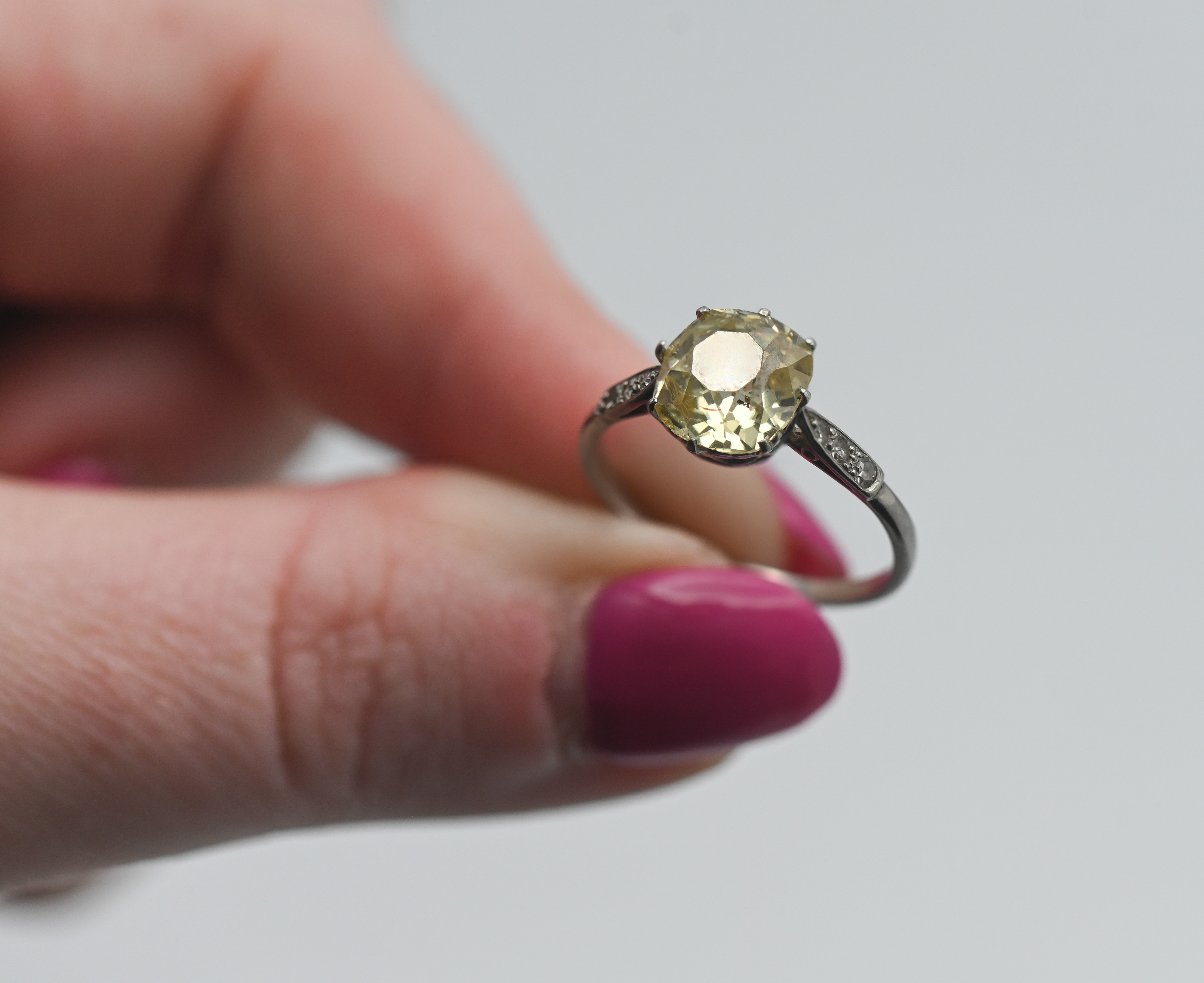 A rare 3 carat fancy yellow diamond ring, size P. - Image 3 of 3