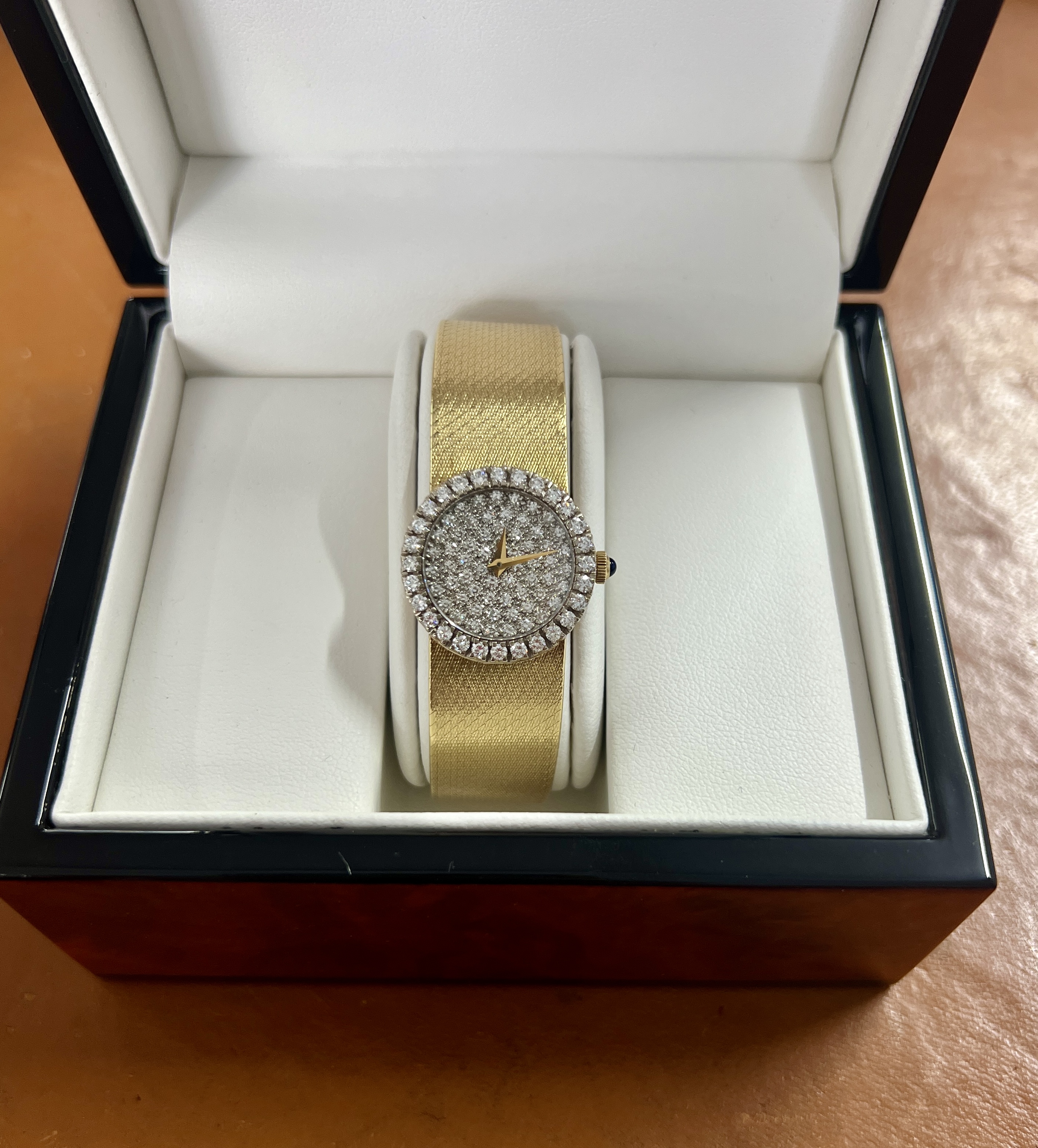 Baume & Mercier a pave diamond set ladies diamond 18ct gold wristwatch, backplate numbers 818995,
