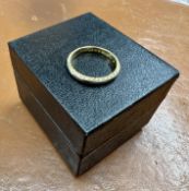 An 18ct gold and platinum wedding band ring, approx 3.1g, size L.