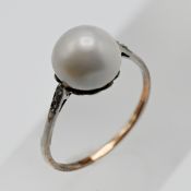 A single Akoya pearl (white/rose) and diamond ring, (not hallmarked), tested 9ct gold, 2.50g, size