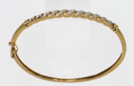 A 9ct gold hinged snap bangle, overall weight 8.3g.