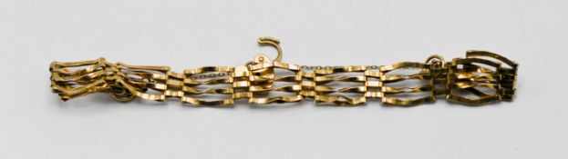 A gold bracelet with marked 9ct clasp, overall weight 7.2g.