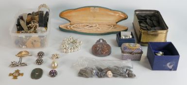 Quantity of coins, costume jewellery and collectors items. Earrings, rings, brooches, chains, beads,