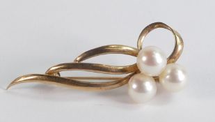 9ct gold brooch set 3 cultured pearls, 43mm high, weight 3.69g