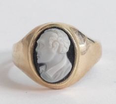 9ct gold cameo set signet ring, size N, weight 3.78g.