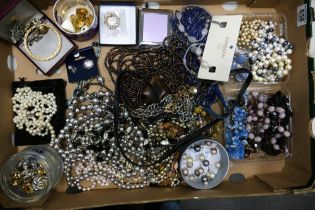 A large collection of quality costume jewellery to include pearl & bead necklaces, compacts ,