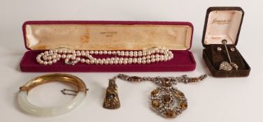 Collection of jewellery including jade (or similar) and silver gilt oriental bangle, cultured pearls