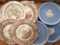 A mixed collection of Wedgwood decorative wall / christmas plates (8 in total)
