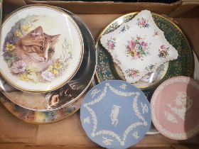 A mixed collection of ceramic items to include Wedgwood Jasperware plates, Hammersley floral