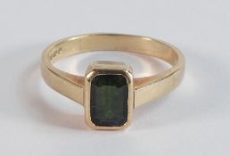 9ct gold ring set with rectangular green stone, size K, 2.5g.