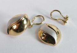 Pair 9ct two colour earrings, one broken. 4.1g.