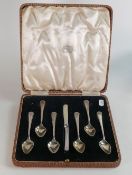 A boxed set of silver spoons, 165.5g.
