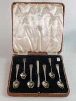 A boxed set of silver spoons, 165.5g.