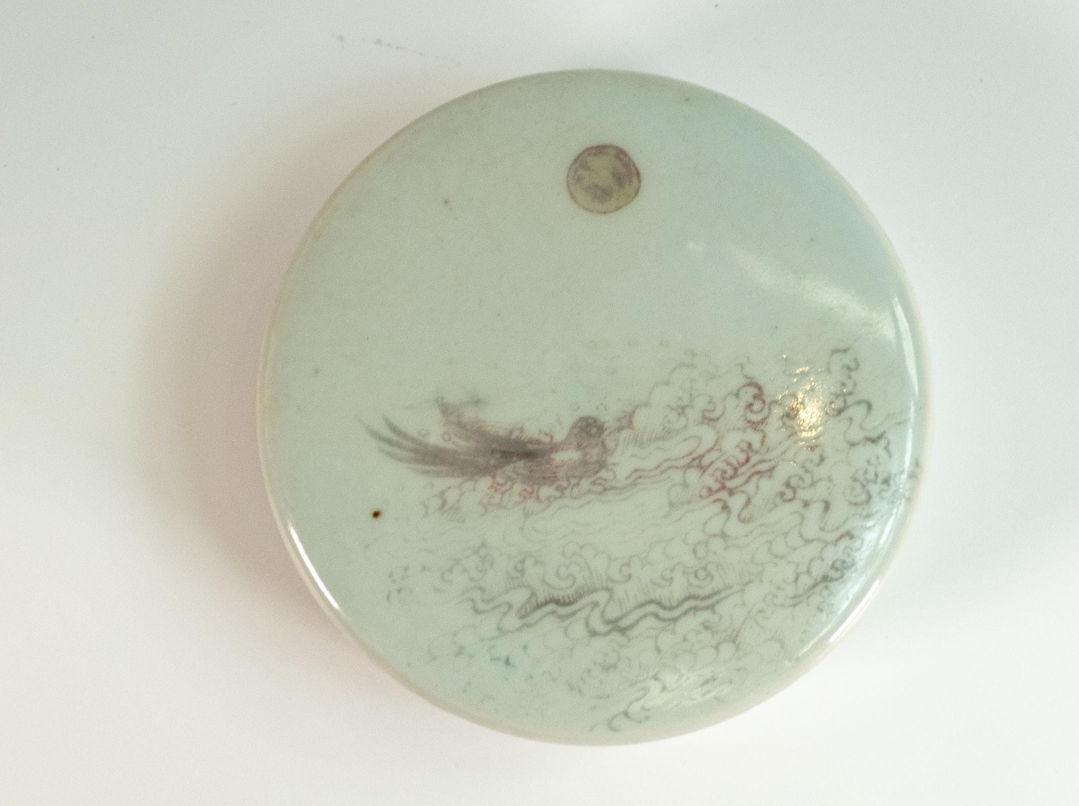 Seal paste box and cover, lid painted with flying bird in a night sky, with moon depicted above. - Image 2 of 4