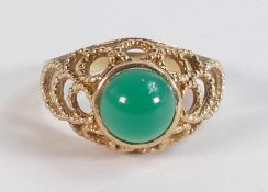 9ct gold ring set with round green stone, size O/P,3.4g.