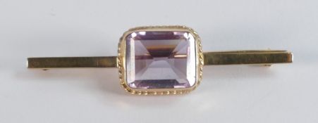 9ct gold brooch set with rectangular pink stone, 4.3g.