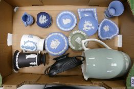 A mixed collection of Wedgwood Items to include Queensware Commemorative tankard, Jasperware,