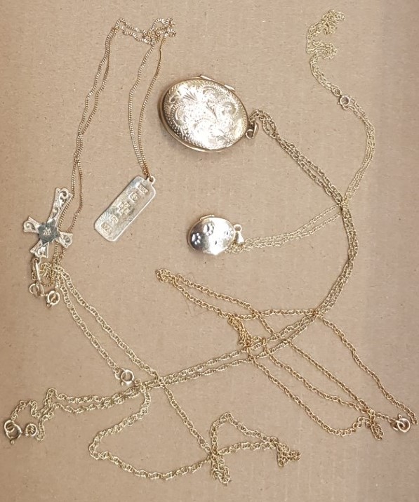 5 x 9ct Gold Necklaces 2 with locket pendants, 1 with 9ct gold cross and one with rectangular