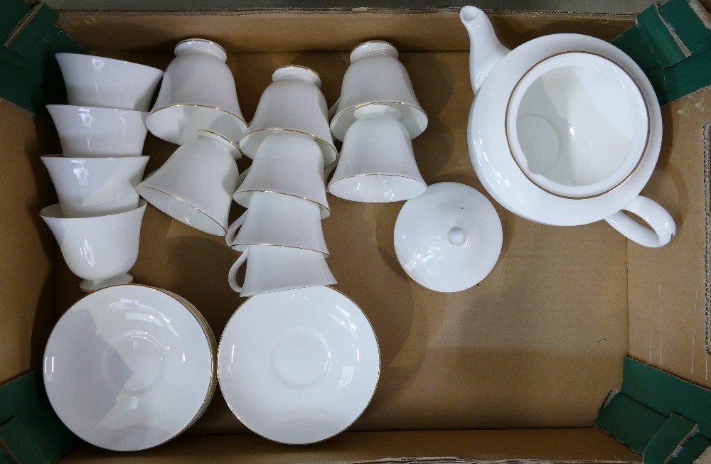 Extensive collection of Wedgwood Signet Gold pattern tea & dinner ware to include 2 tureens, 22 - Image 6 of 12