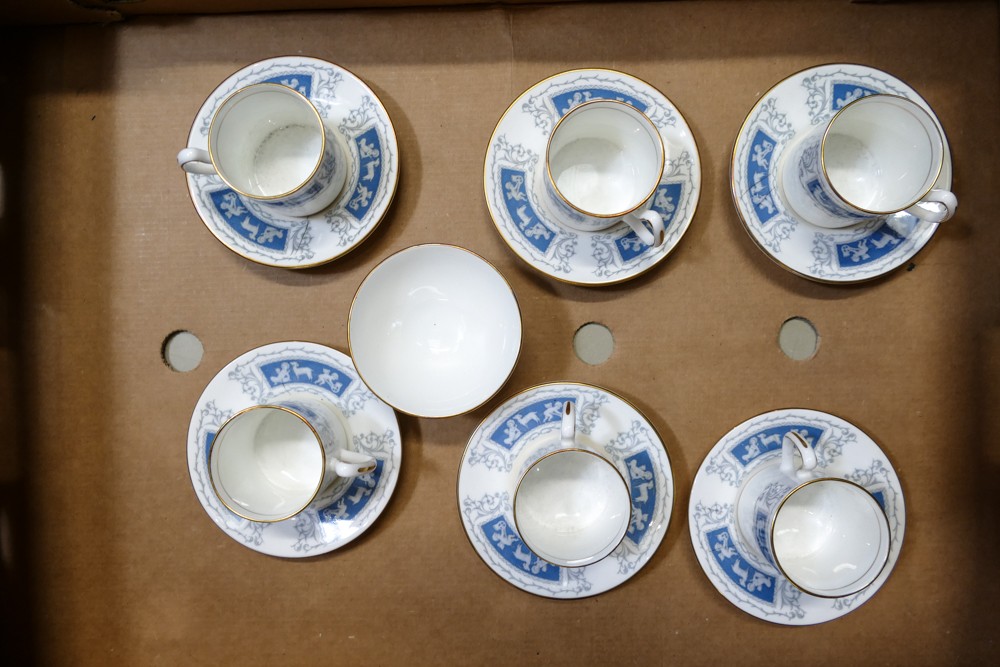 A large collection of Coalport Revelry pattern tea & coffee ware including 12 x trios, 6 coffee cans - Image 4 of 8