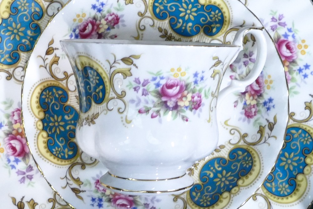 Royal Albert, Berkeley pattern tea and dinner ware to include six tea trios (one cup a/f) together
