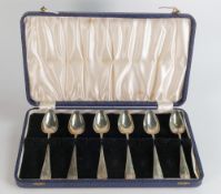 Set of six silver hallmarked grapefruit spoons cased, albeit the case originally held 12 spoons.