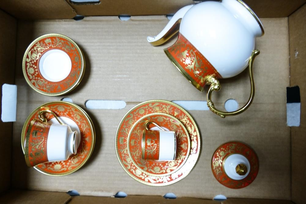 A collection of De Lamerie Fine Bone China heavily gilded Renaissance pattern tea & dinner ware to - Image 3 of 5