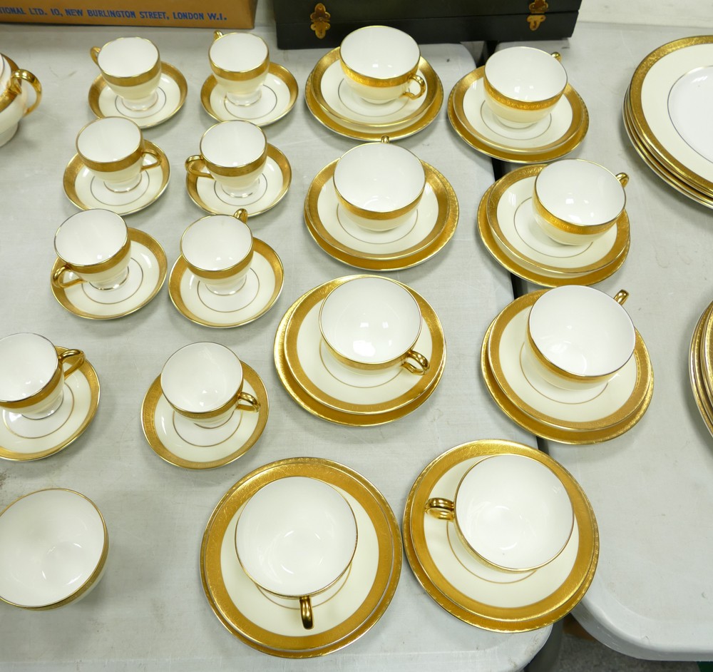 Extensive Minton Buckingham pattern dinner service including two lidded tureens, 8 x 19.5cm - Image 4 of 6