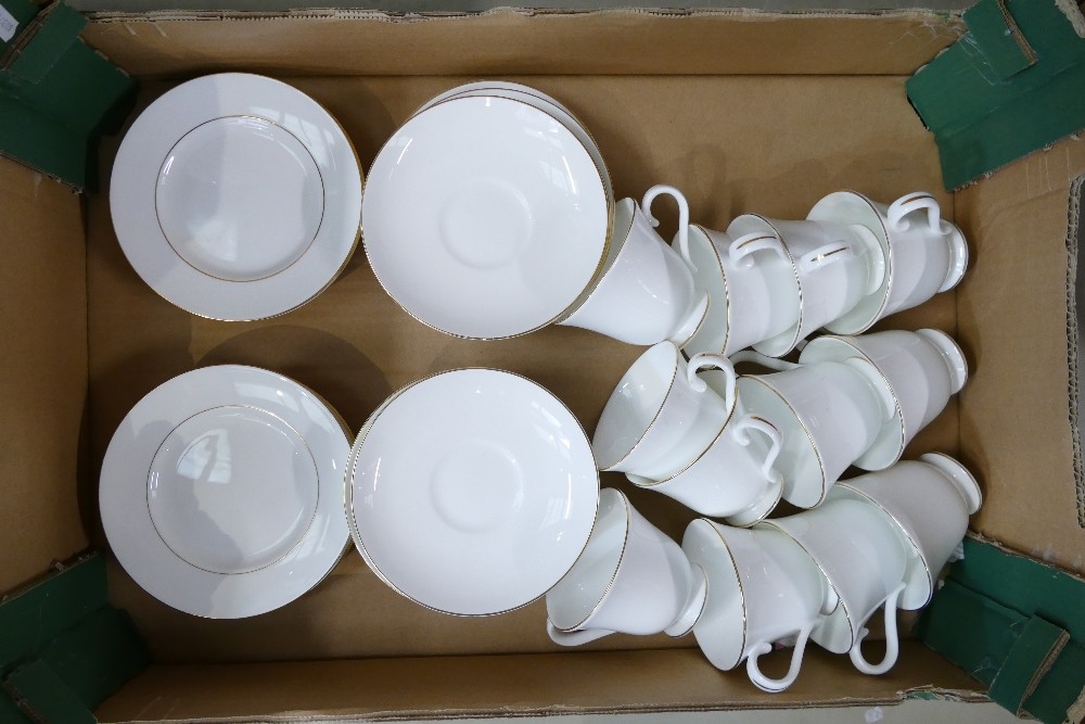 Extensive collection of Wedgwood Signet Gold pattern tea & dinner ware to include 2 tureens, 22 - Image 8 of 12