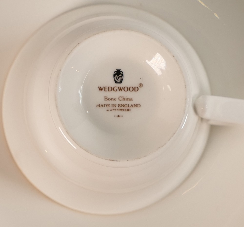 Extensive collection of Wedgwood Signet Gold pattern tea & dinner ware to include 2 tureens, 22 - Image 10 of 12