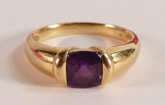 18ct gold ring set with square amethyst stone, ring size Q/R, 5g.