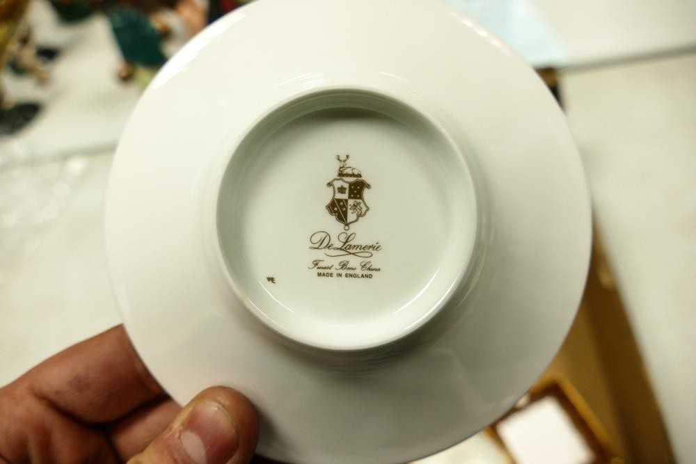 De Lamerie Fine Bone China heavily gilded crested Winter Leaves pattern dinner ware to include - Image 2 of 4