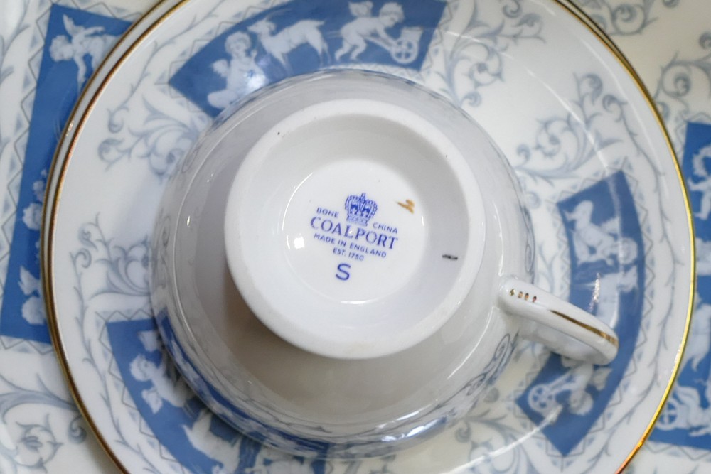 A large collection of Coalport Revelry pattern tea & coffee ware including 12 x trios, 6 coffee cans - Image 8 of 8