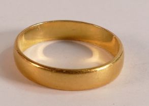 22ct gold hallmarked wedding ring / band, size M/O, width of band 4mm, weight 3.18g.