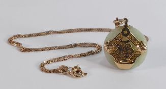 9ct gold mounted Jade circular pendant with 9ct gold necklace, necklace 2.5g