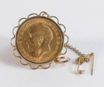 FULL gold Sovereign coin George V 1913, 9ct mount & safety chain. Gross weight 9.83g.