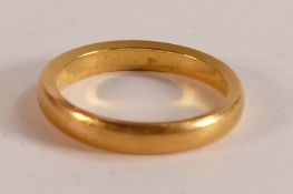 22ct gold hallmarked wedding ring / band, size M, width of band 3mm, weight 4.71g.