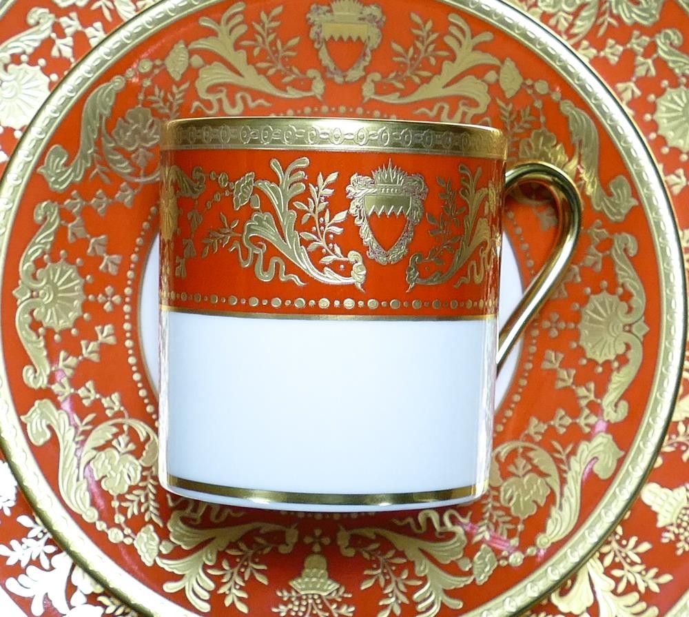 A collection of De Lamerie Fine Bone China heavily gilded Renaissance pattern tea & dinner ware to - Image 5 of 5