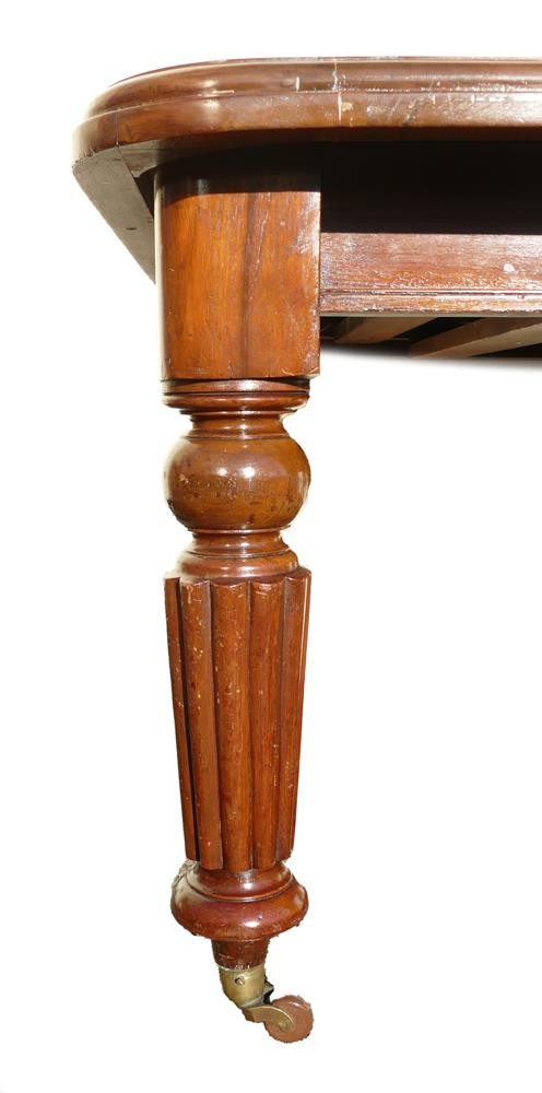 Early Victorian extending dining table on turned legs with brass fitted ceramic castors. Height: - Image 3 of 6