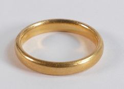 Wedding band / ring 22ct hallmarked gold, size L/M, 3mm wide, weight 4.67g.